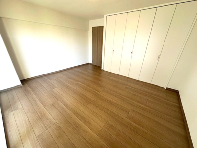 【洋室】 | ジャルダン東淀川 | 洋室9.2帖には大容量のクローゼットを設けました！ご夫婦で共有も可能。お部屋が片付き、空間を有効的にご活用いただけます。