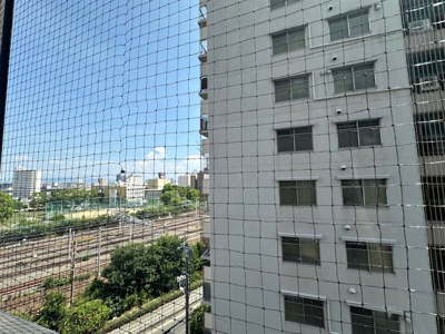 【展望】 | ジャルダン東淀川 | 14階建ての7階部分！目の前には線路や季節の移り変わりを感じられる木々も目に入ります。日々の疲れもリフレッシュできそうですね。