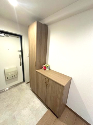 【玄関】 | ジャルダン東淀川 | 脱いだ靴をすぐに片付けられるシューズボックス付き！お客様をお迎えする空間を綺麗に保つことができますね。