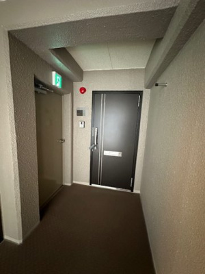 【玄関】 | ジャルダン東淀川 | 共用廊下から奥まったところに玄関扉があり、扉を開けても外部からの視線をさえぎることができますね！