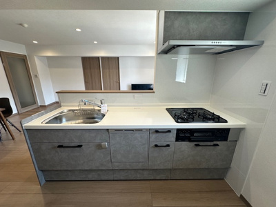 【キッチン】 | ジャルダン東淀川 | 大きなお鍋やフライパンの取り出しも楽にできるスライド式収納付き！収納豊富なキッチンは調理スペースを広くお使いいただけます。