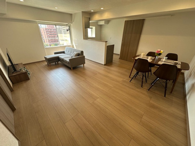 【居間・リビング】 | ジャルダン東淀川 | 西面から陽光差し込むLDKは17.5帖の広さ！休日にはご友人などと集まり、団らんのひと時をお過ごしいただけます。