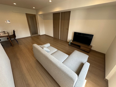 【居間・リビング】 | ジャルダン東淀川 | 木目調のフローリングが、柔らかな印象を与えてくれています。お好きなインテリアを揃え、お部屋作りをお楽しみください！