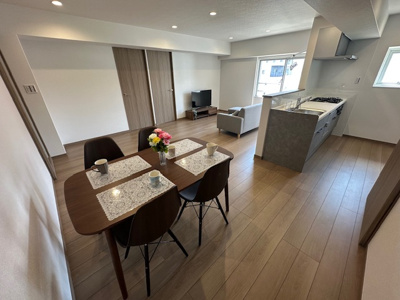 【居間・リビング】 | ジャルダン東淀川 | ダイニングテーブルなどを設置し、ご家族揃ってお食事を楽しめます。一日の出来事をお子様と振り返る満ち足りたひと時を！