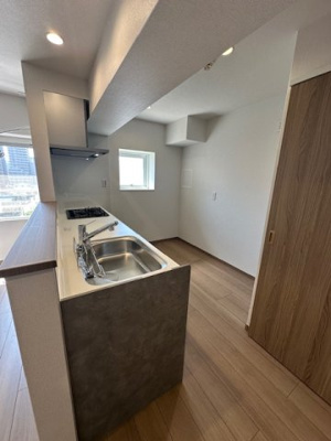 【キッチン】 | ジャルダン東淀川 | 調理中でもご家族の様子を見渡せる対面式キッチン！小さなお子様が遊んでいても見守れるので安心してお過ごしいただけます。