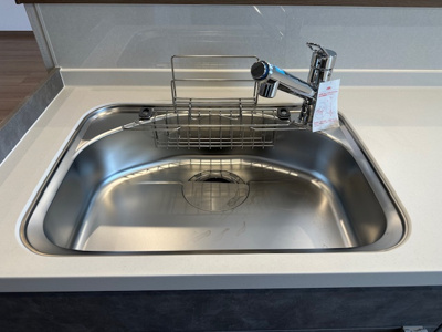 【キッチン】 | ジャルダン東淀川 | 大きなフライパンも洗える広々シンク！お子様と並んでお手伝いもしやすいゆとりの広さで、コミュニケーションも増やせそうですね。