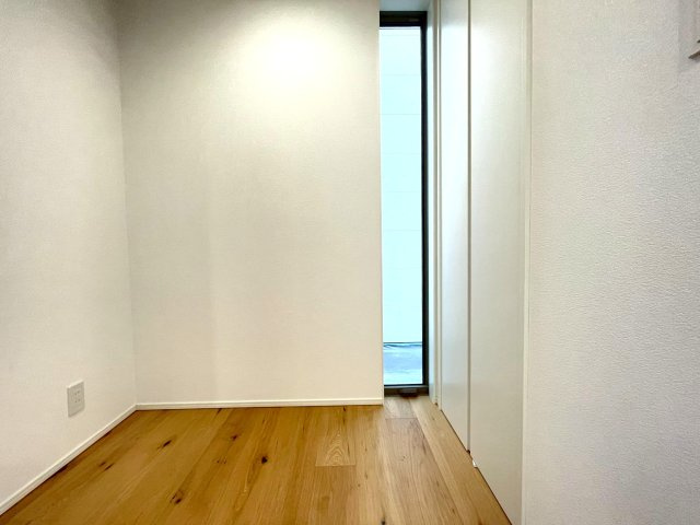 駿河区みずほ２丁目１期全２棟の寝室|写真内の家具は、AIでコーディネートしたイメージです。
実際の暮らしをイメージしやすいよう再現しています。