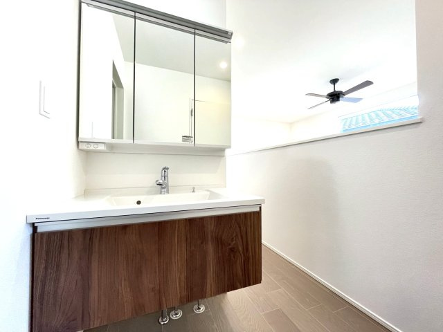 駿河区みずほ２丁目１期全２棟の子供部屋|写真内の家具は、AIでコーディネートしたイメージです。
実際の暮らしをイメージしやすいよう再現しています。