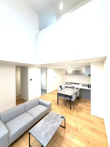 ＼新築モデルハウス／　好評販売中！　静岡市駿河区みずほ１期　全２邸の居間・リビング|解放的な吹抜けのあるリビング。