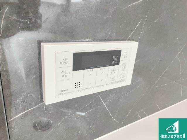 大津市下阪本　第3期　新築一戸建てのキッチン|リビングと統一感があり、使い勝手のいいキッチン。広々としているので、二人並んで作業が出来ちゃいます。お子様と一緒に色々なお料理に挑戦できるスペースがあります。