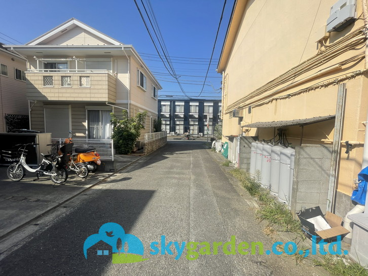 茅ヶ崎市高田4丁目　中古戸建の前面道路含む現地写真