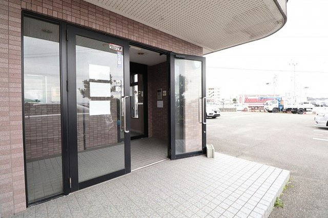 アーバンヒル広川【キャッシュバック対象物件】のエントランス|落ち着いたエントランスです