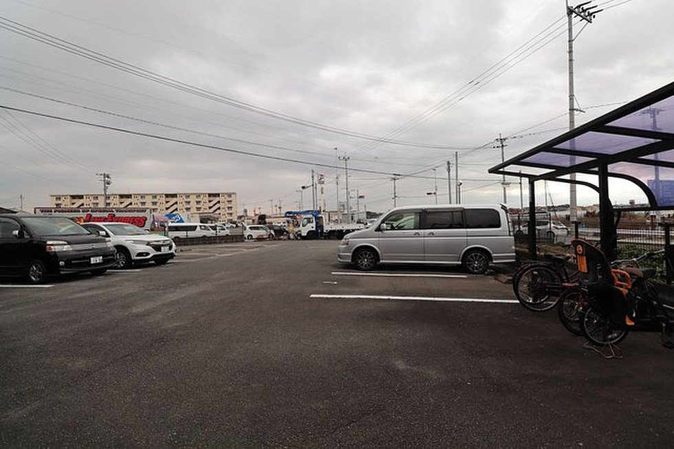 アーバンヒル広川【キャッシュバック対象物件】の駐車場|駐車スペースもあります