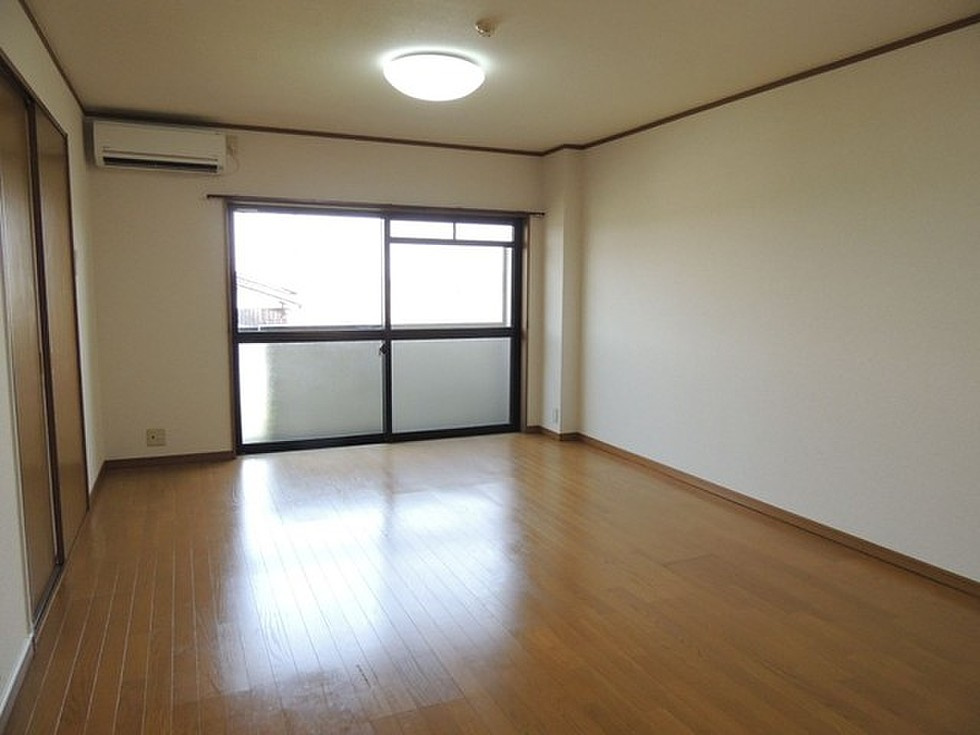 アーバンヒル広川【キャッシュバック対象物件】の居間・リビング|ゆったり過ごせるリビングです