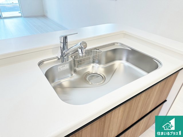 天理市田部町　第4期　新築一戸建ての独立洗面台|清潔感のある洗面台です。フラットな鏡は掃除がしやすく毎日清潔！ホースは引き出して使えるので洗顔やお掃除の際に便利です！