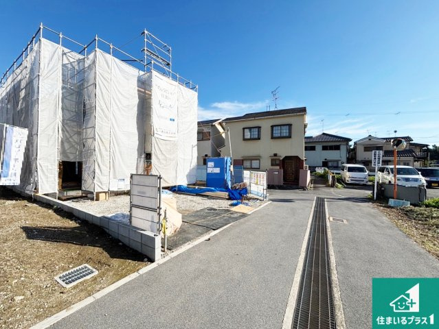 桜井市橋本　新築一戸建ての前面道路含む現地写真|周辺は落ち着いた街並みの住宅地！子育てがしやすい住環境です！まだ未完成ですが、現地でしかわからない事もございます。是非一度ご覧ください。