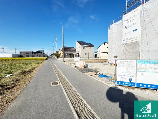 桜井市橋本　新築一戸建ての前面道路含む現地写真|周辺は落ち着いた街並みの住宅地！子育てがしやすい住環境です！まだ未完成ですが、現地でしかわからない事もございます。是非一度ご覧ください。