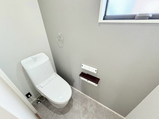 タマタウン　岐阜市西改田（七郷小）　全6区画分譲のトイレ|超節水型の水洗トイレを標準採用。汚れが付きにくいコーティング加工で、いつでも清潔に保てる便座を装備。