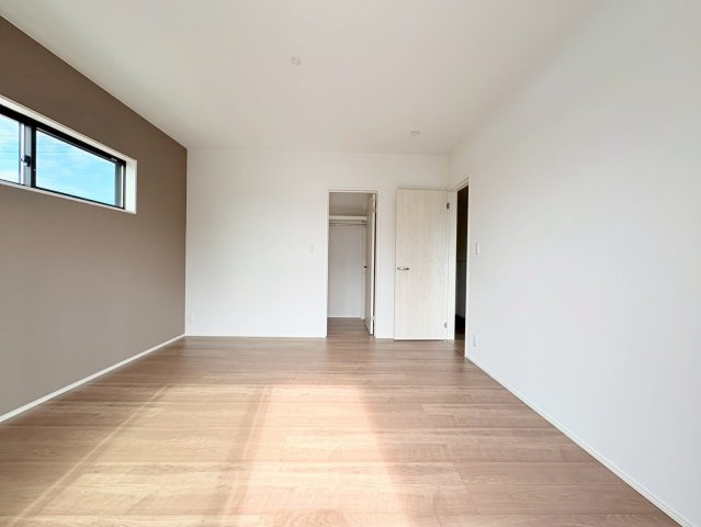 タマタウン　岐阜市西改田（七郷小）　全6区画分譲の寝室|全居室にたっぷり収納できる大型収納を設置。窓ガラスは断熱性能や結露防止効果の高いペアガラスです。