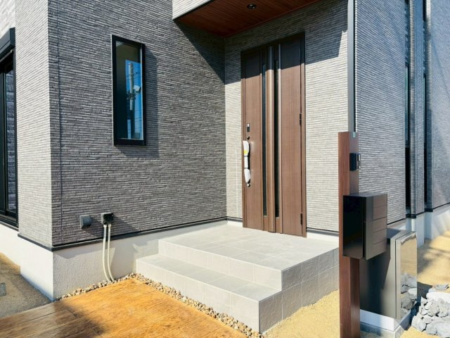 タマタウン　岐阜市西改田（七郷小）　全6区画分譲の玄関|玄関ドアの鍵はディンプルキーと内側はサムターンキーになっており防犯性の高い仕様になっています。