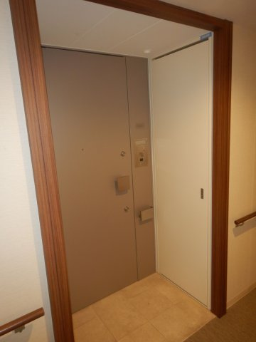 ステーションガーデンタワーの玄関