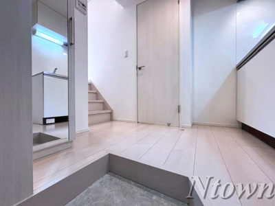 【玄関】 | ハーモニーテラス佐古前町Ⅱ | 収納もある玄関です