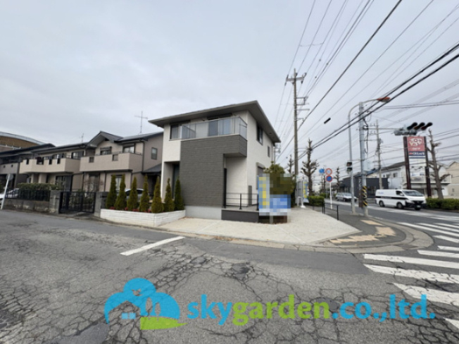 茅ヶ崎市萩園　未入居戸建の前面道路含む現地写真