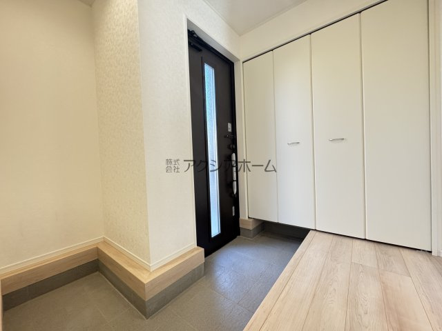 入間市新光・全2棟　新築一戸建　1号棟　～北西角地～の玄関