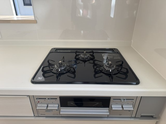 入間市新光・全2棟　新築一戸建　1号棟　～北西角地～の設備|3口ガスコンロ