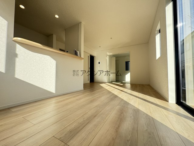入間市新光・全2棟　新築一戸建　1号棟　～北西角地～の居間・リビング