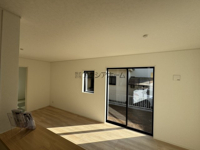 入間市新光・全2棟　新築一戸建　1号棟　～北西角地～の居間・リビング