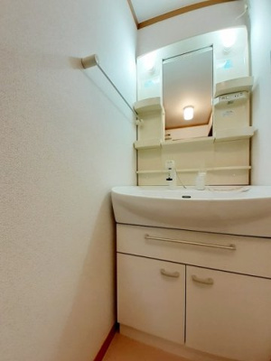 【洗面所】 | メゾン・ラ・ジェルメ | 忙しい朝には欠かせない洗面所です