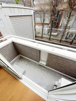 【バルコニー】 | メゾン・ラ・ジェルメ | 外からの目が気にならないバルコニーで洗濯物が干せます