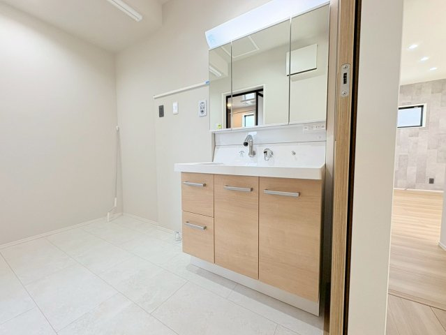 タマタウン　岐阜市西改田　全6区画分譲の独立洗面台|ミラー扉の内側がすべて収納スペースになっています。女性の目線で考えた使いやすさを備えています。