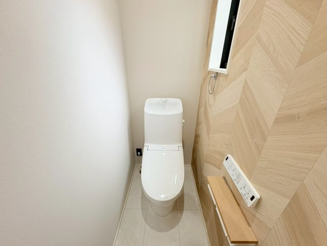 タマタウン　岐阜市西改田　全6区画分譲のトイレ|超節水型の水洗トイレを標準採用。汚れが付きにくいコーティング加工で、いつでも清潔に保てる便座を装備。