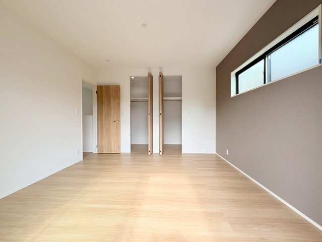 タマタウン　岐阜市西改田　全6区画分譲の寝室|全居室にたっぷり収納できる大型収納を設置。窓ガラスは断熱性能や結露防止効果の高いペアガラスです。