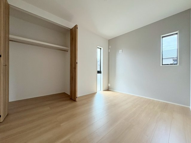 タマタウン　岐阜市西改田　全6区画分譲の洋室|建具やクロスなどをトータルデザインでコーディネートしており、室内に落ち着きと安らぎを与えてくれます。