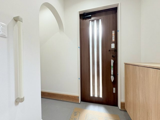 タマタウン　岐阜市西改田　全6区画分譲の玄関|大容量のシューズ収納付きで玄関周りもすっきり！玄関ドアからの光が玄関ホールを明るくしてくれます。