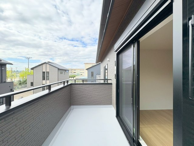 タマタウン　岐阜市西改田　全6区画分譲のバルコニー|バルコニーは南向きで洗濯物もよく乾きます！強度と表面積硬度を持つFPRで防水しています。