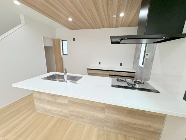 タマタウン　岐阜市西改田（七郷小）　全6区画分譲のキッチン|カップボードにはゴミ置き場スペース付き。コンセントも２箇所に設置しているので家電の置き場に困りません。