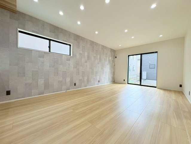 タマタウン　岐阜市西改田　全6区画分譲の居間・リビング|最高級グレードの床材グラフィアート仕様。家族が増える事を考えて約20帖近くの広さにこだわっています