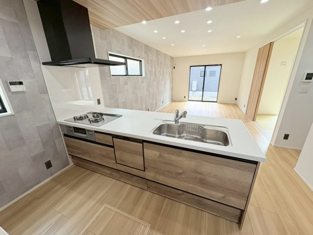 タマタウン　岐阜市西改田　全6区画分譲のキッチン|カウンタースペースがついた広々キッチン。浄水器組込み水栓でシンクまわりがスッキリお使いいただけます
