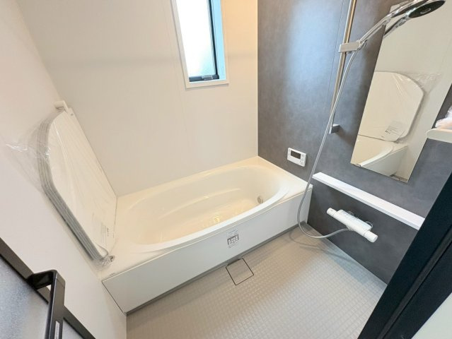 タマタウン　岐阜市西改田　全6区画分譲の浴室|雨天時の洗濯物も安心な換気暖房乾燥機も完備。お子さまやお年寄りが入浴しやすい、あんしん設計です。