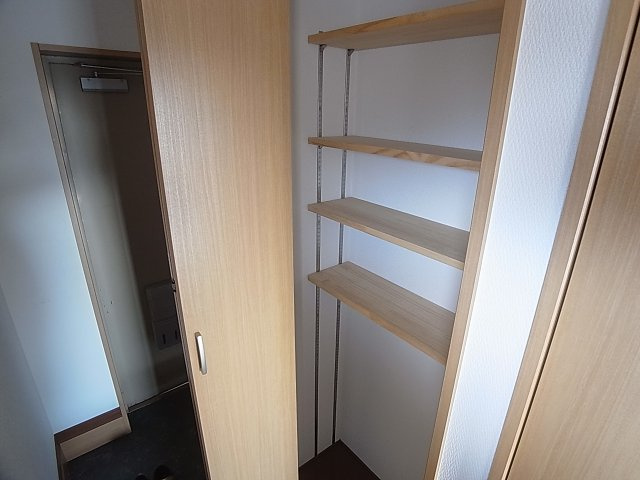 クイーンズハイツ名倉の玄関|玄関には靴箱も有ります