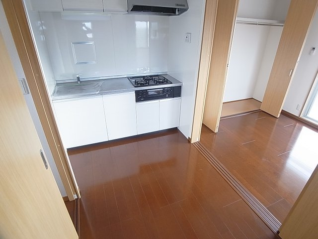 クイーンズハイツ名倉の居間・リビング|寝室とドアで間仕切れるので、料理の匂いも軽減