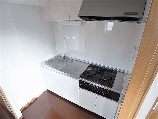 クイーンズハイツ名倉のキッチン|システムキッチン・３口ガスキッチングリル付き