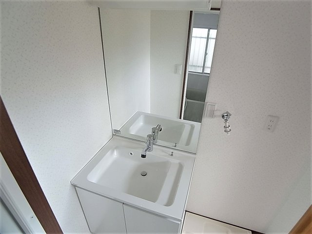 クイーンズハイツ名倉の洗面所|シャンプードレッサーの独立洗面台確保