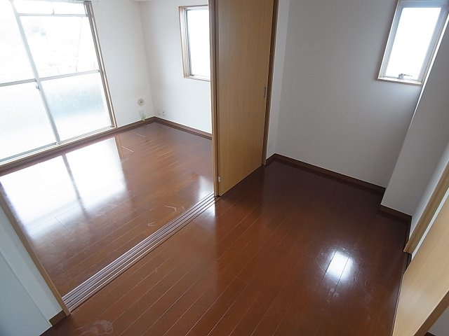 クイーンズハイツ名倉の居間・リビング|日当たり良好で非常に明るいリビングです