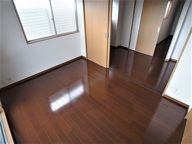 クイーンズハイツ名倉の内装|フローリングが光っています