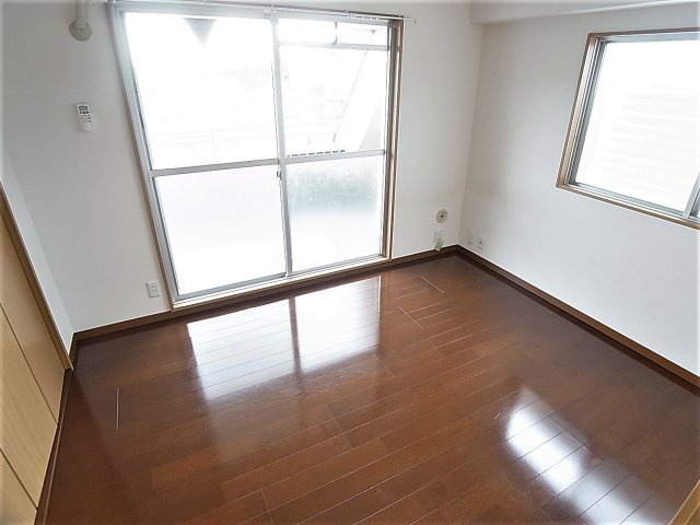 クイーンズハイツ名倉の内装|洋室、日当たり良好で非常に明るいです